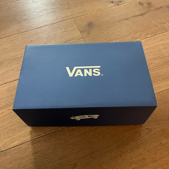 BRAND NEW Never worn Vans Hot Pink Canvas Old Skool with Gum Sole - Picture 2 of 6